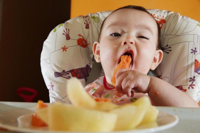 Bioacimin - 04 - May - Những điều mẹ cần biết về chế độ ăn dặm Baby Wed Leaning2