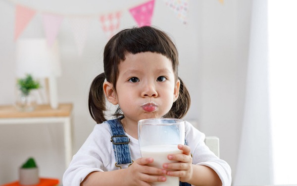 Trẻ nên uống sữa tươi từ khi nào? Bao nhiêu ml/ngày là đủ?