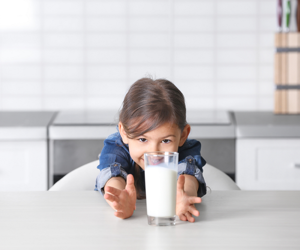 Mẹ nên chọn sữa dựa theo nguyên tắc: chất lượng sữa phải phù hợp với nhu cầu phát triển của trẻ