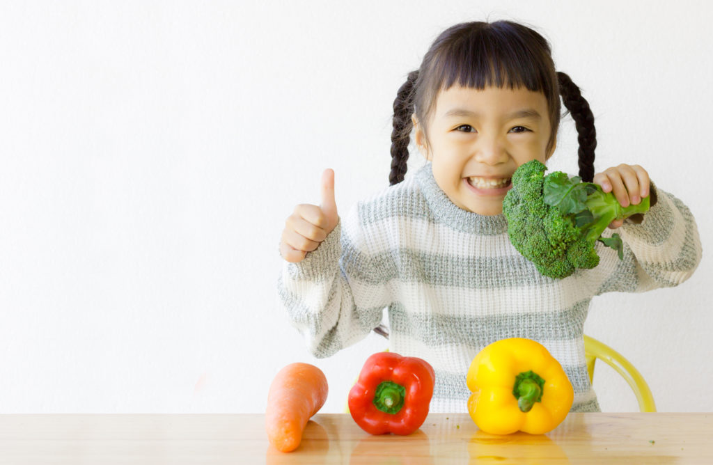 Mẹ nên tăng cường các loại rau xanh trong bữa ăn hằng ngày của trẻ