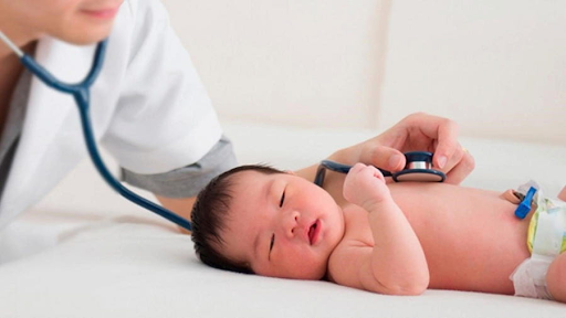 Thăm khám bác sĩ chuyên khoa trước khi sử dụng men tiêu hóa cho trẻ sơ sinh.
