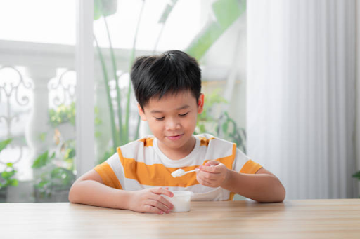 Bổ sung men vi sinh từ các chế phẩm lên men như sữa chua.