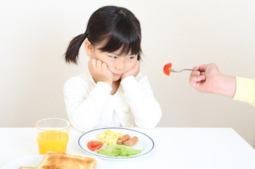 Bổ sung cốm vi sinh khi trẻ có dấu hiệu biếng ăn.