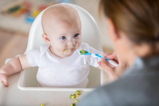 Theo dõi phản ứng của trẻ để đánh giá hiệu quả của cốm.