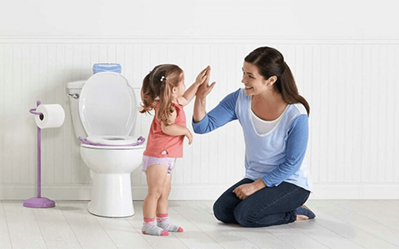 trẻ-nho-co-the-gap-kho-khan-khi-ngoi-bon-cau-cua-nguoi-lon