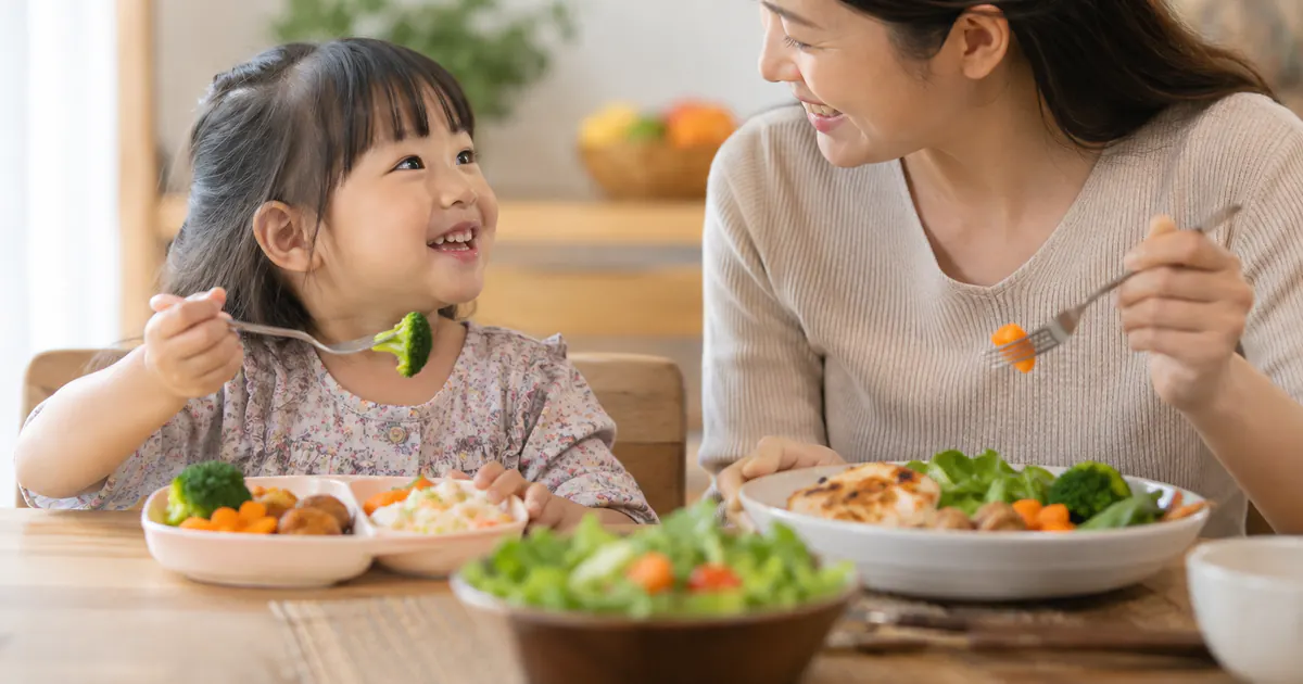 Gia đình áp dụng cách tạo không khí bữa ăn giúp trẻ ăn ngon hơn tại bàn ăn