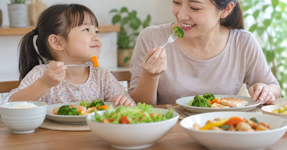 Mẹ ăn cùng và làm mẫu thái độ tích cực để trẻ học theo
