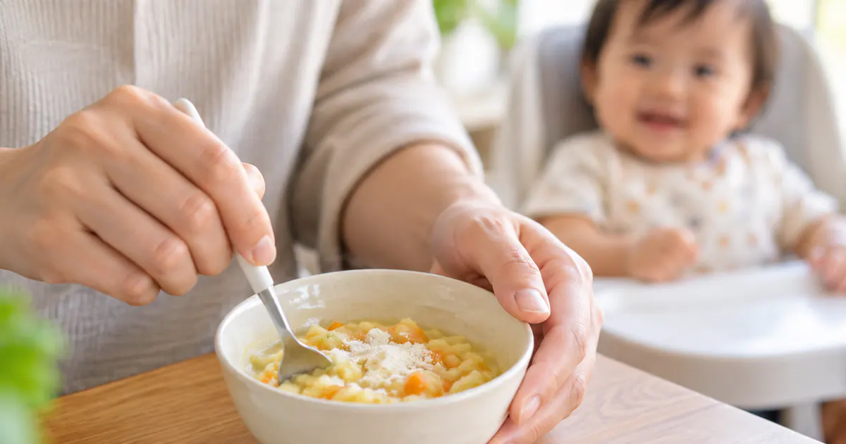 Trộn men vi sinh dạng bột vào phần thức ăn đã nguội vừa đủ cho trẻ