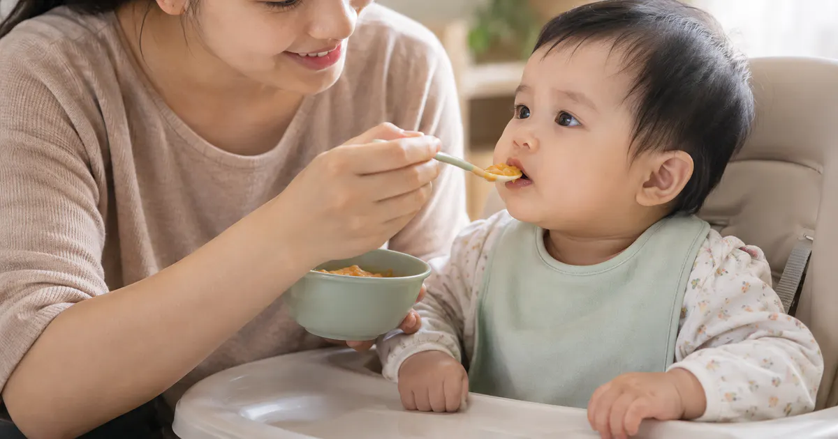 Cha mẹ hỗ trợ táo bón ở trẻ khi bắt đầu ăn dặm bằng bữa ăn mềm phù hợp