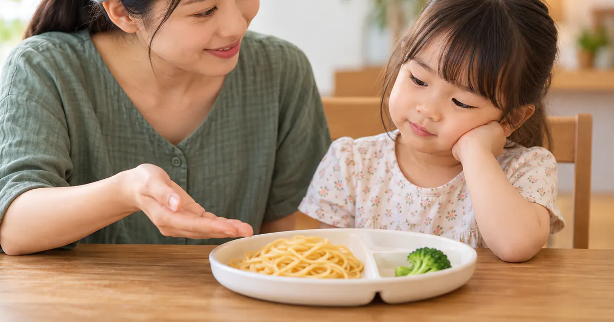 Bữa ăn bình tĩnh với món quen và món mới nhỏ, không ép trẻ
