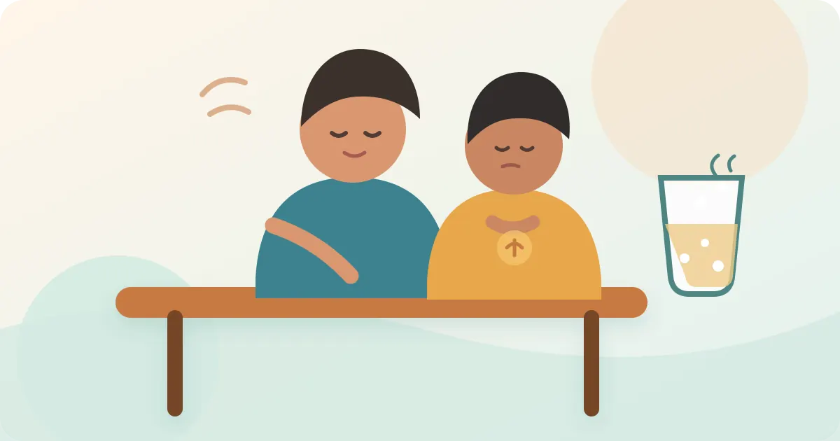Cha mẹ trấn an trẻ bị đầy bụng nhẹ sau khi uống nước ngọt có ga