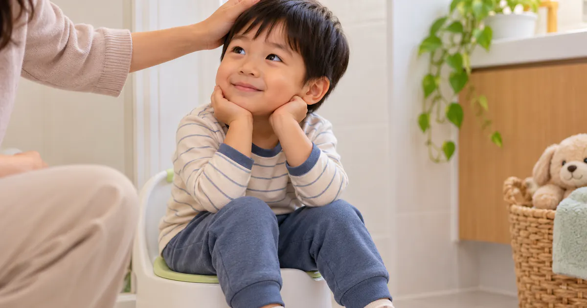 Trẻ ngồi vệ sinh với chân được kê vững và không bị gây áp lực