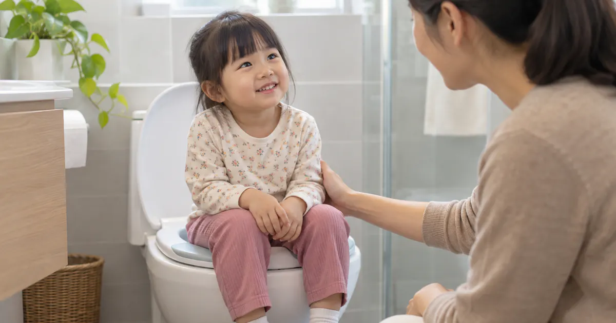 Trẻ ngồi vững với chân được kê khi tập thói quen đi vệ sinh