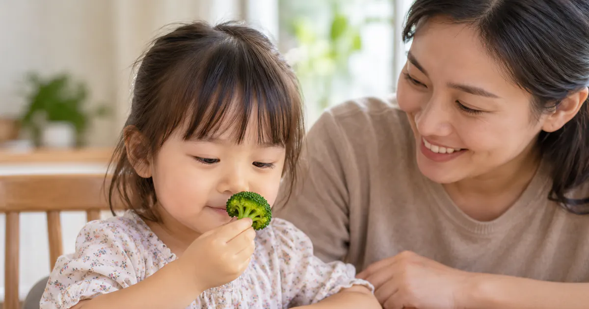 Mẹ hướng dẫn bé không chịu ăn thức ăn có mùi mới làm sao tập quen bằng cách ngửi món ăn