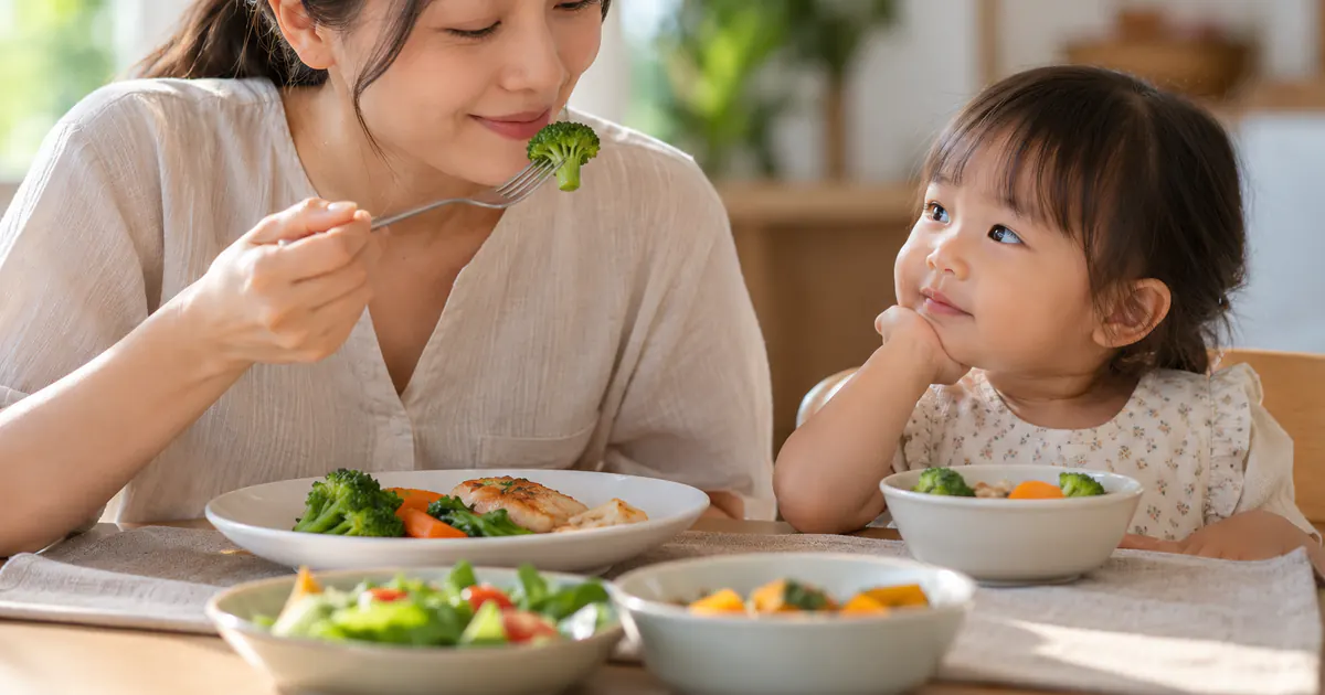 Cha mẹ làm mẫu ăn món mới trong bữa ăn bình tĩnh và không ép trẻ