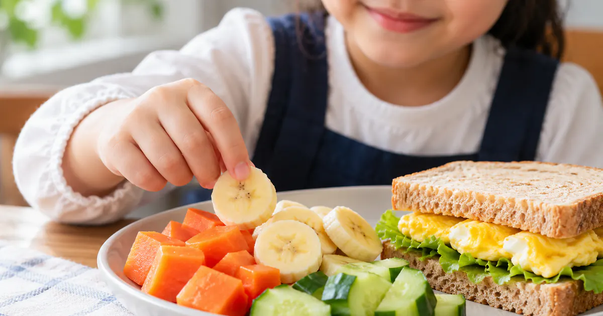 Trẻ chọn rau quả cắt miếng phù hợp để ăn cùng bữa sáng