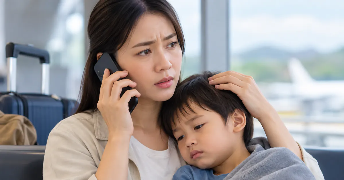 Cha mẹ liên hệ nhân viên y tế khi trẻ có dấu hiệu bất thường trong chuyến đi
