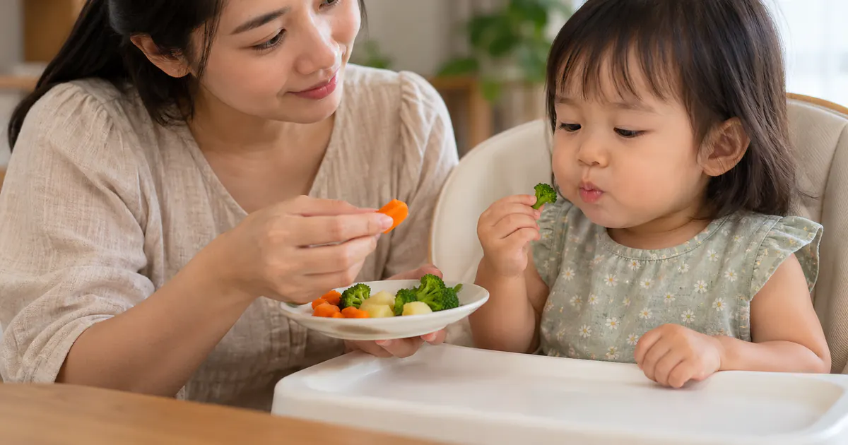 Mẹ áp dụng cách chọn độ mềm thức ăn theo khả năng nhai của trẻ