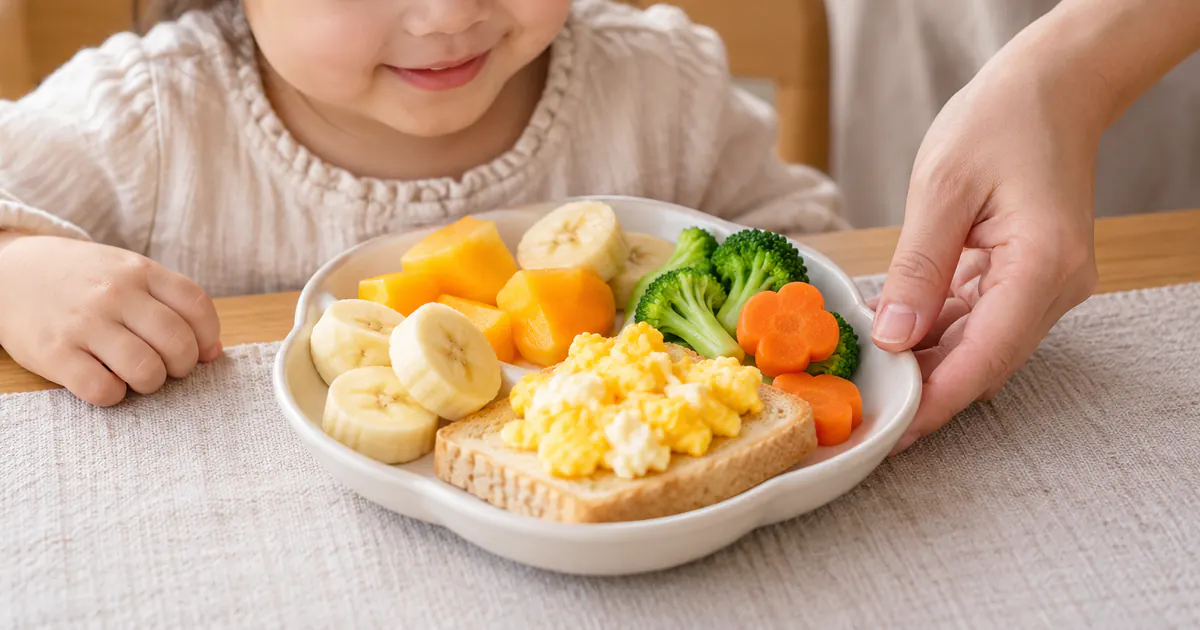 Đĩa bữa phụ nhỏ gồm trái cây mềm, bánh mì, trứng và rau củ