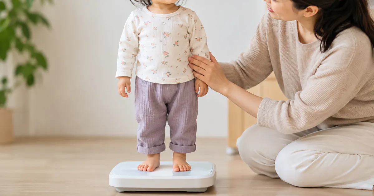 Trẻ đứng đúng tư thế khi được cân để số liệu tăng trưởng đáng tin cậy