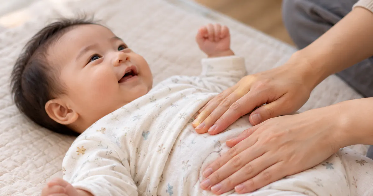 Mẹ thực hiện cách massage bụng cho trẻ khi có hơi nhẹ bằng bàn tay ấm