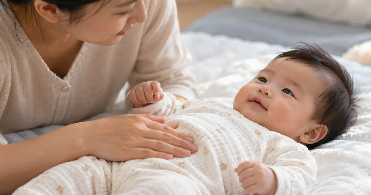 Trẻ tỉnh táo và thư giãn ở thời điểm phù hợp để massage bụng