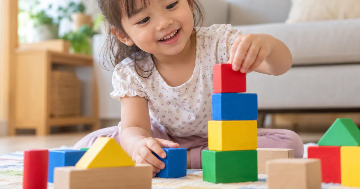 Trẻ tỉnh táo và vui chơi phù hợp lứa tuổi sau bữa ăn