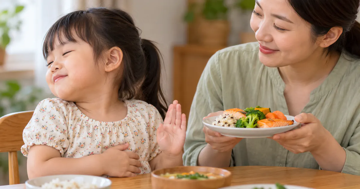 Trẻ thể hiện tín hiệu no trong bữa ăn đa dạng thực phẩm