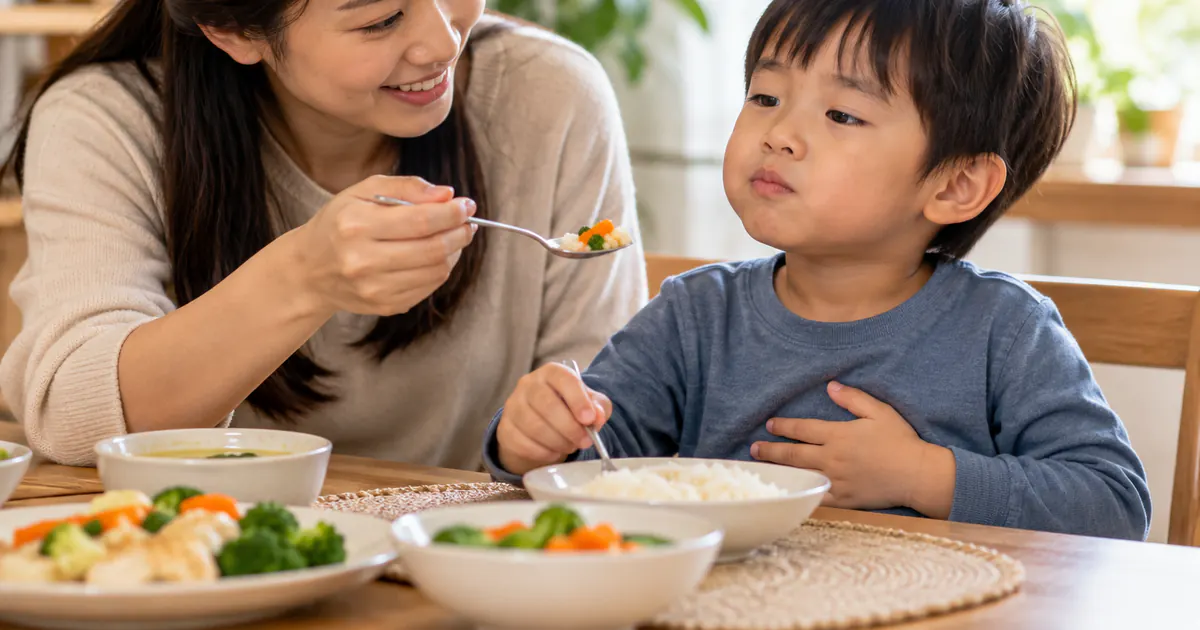 Cha mẹ hướng dẫn trẻ ăn từng miếng nhỏ trong không khí bình tĩnh