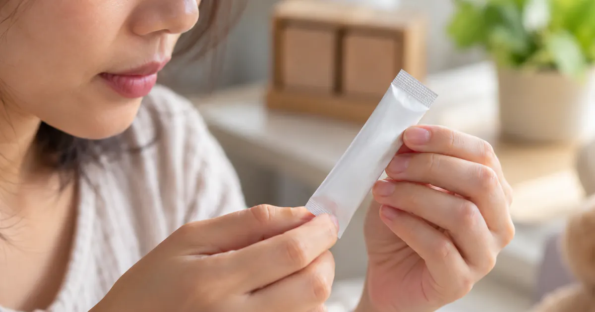 Cha mẹ thực hiện cách phân biệt men vi sinh còn hạn sử dụng tại nhà