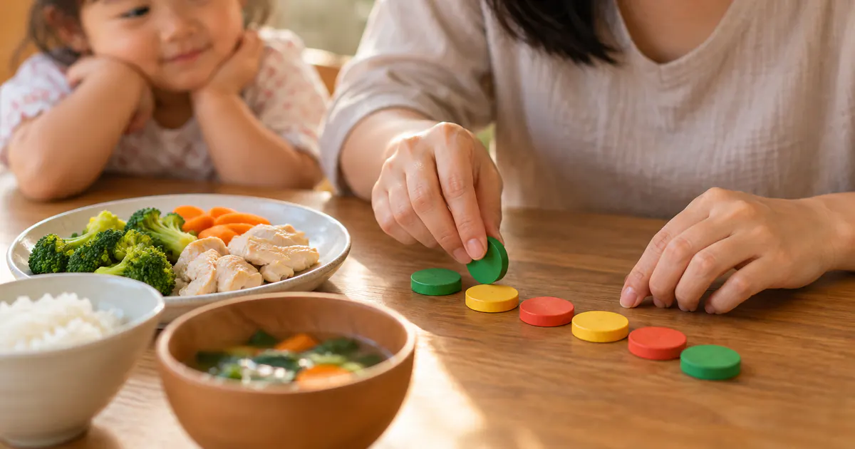 Cha mẹ đối chiếu các bữa ăn và thời điểm khó chịu để nhận ra mẫu lặp lại
