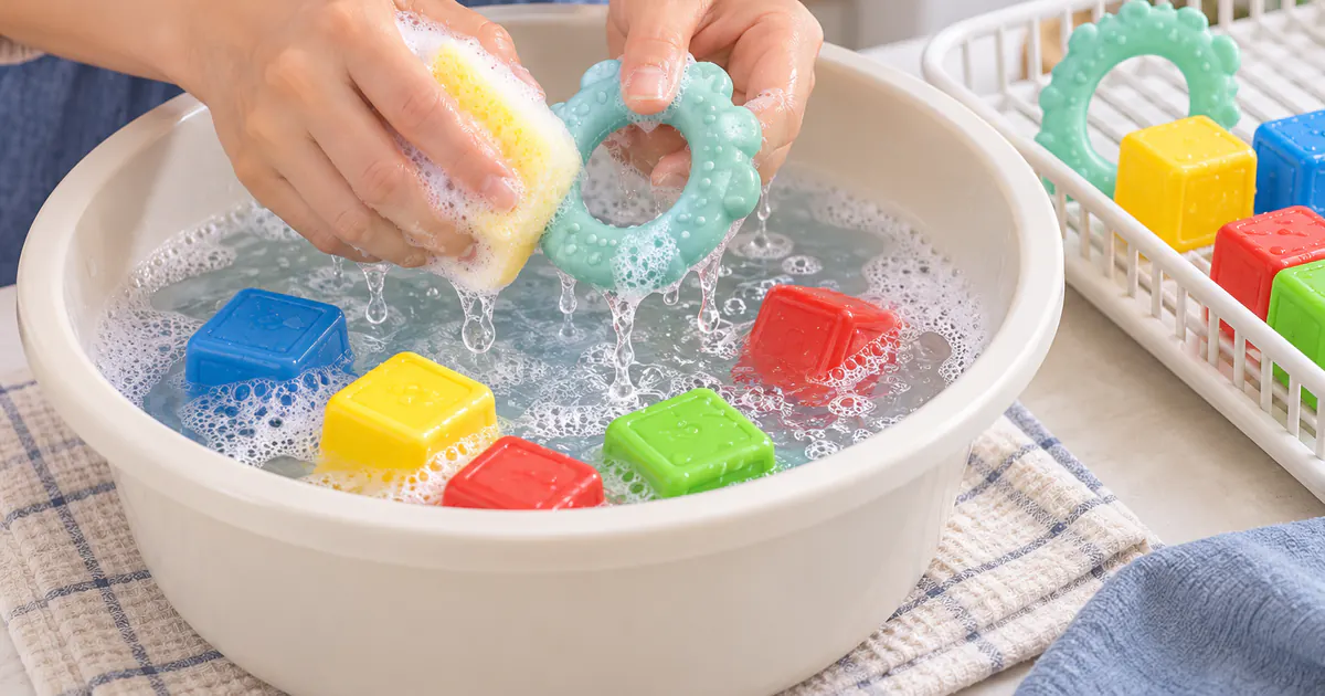 Làm sạch và tráng đồ chơi trẻ thường đưa vào miệng