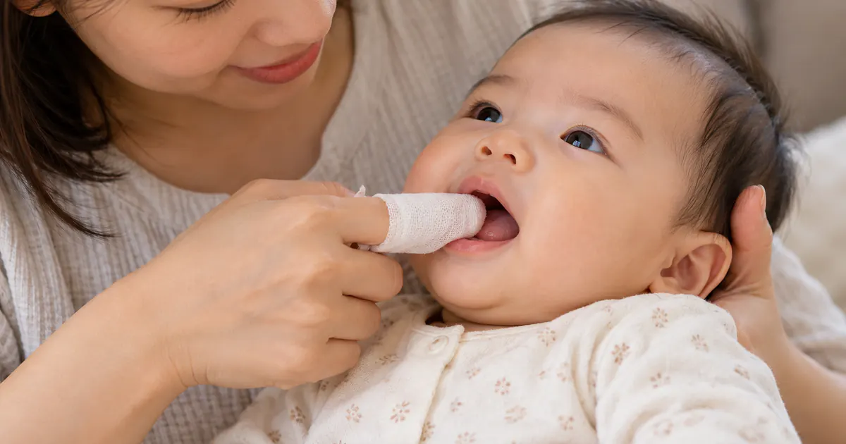 Mẹ thực hiện cách vệ sinh răng miệng cho trẻ chưa mọc răng bằng gạc mềm