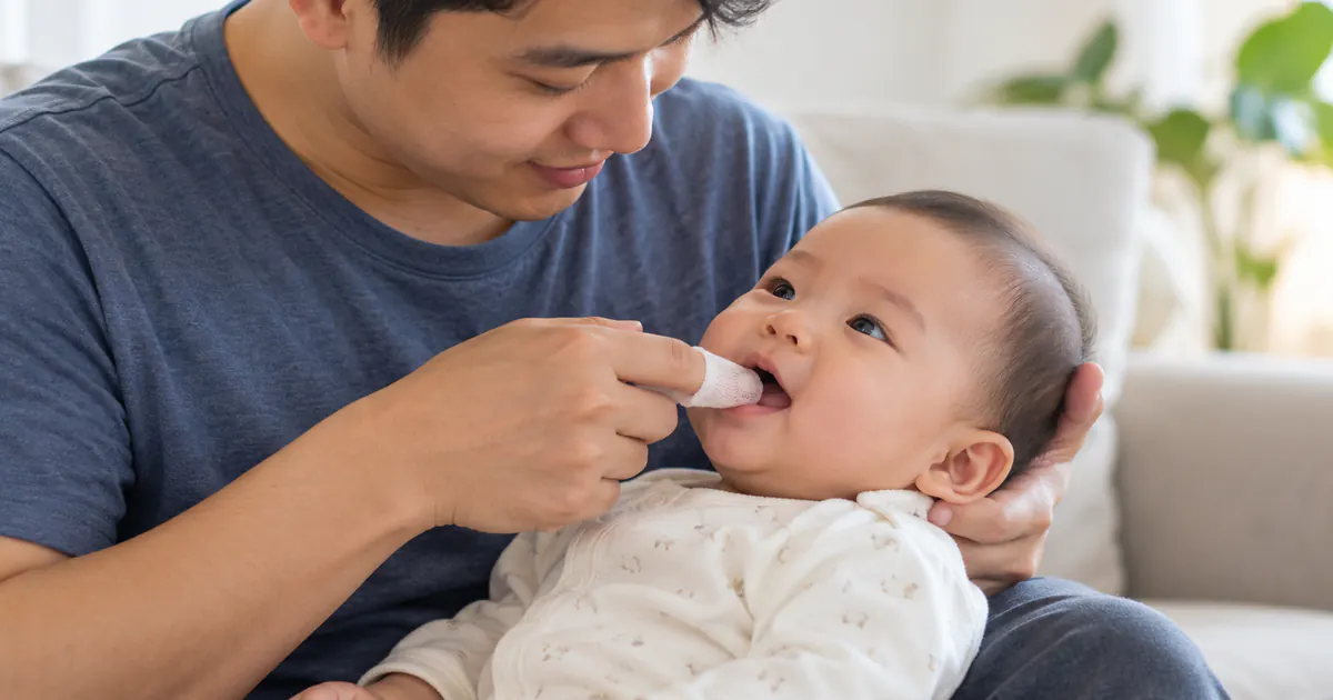 Người cha đỡ đầu và cổ giúp trẻ thoải mái khi vệ sinh miệng