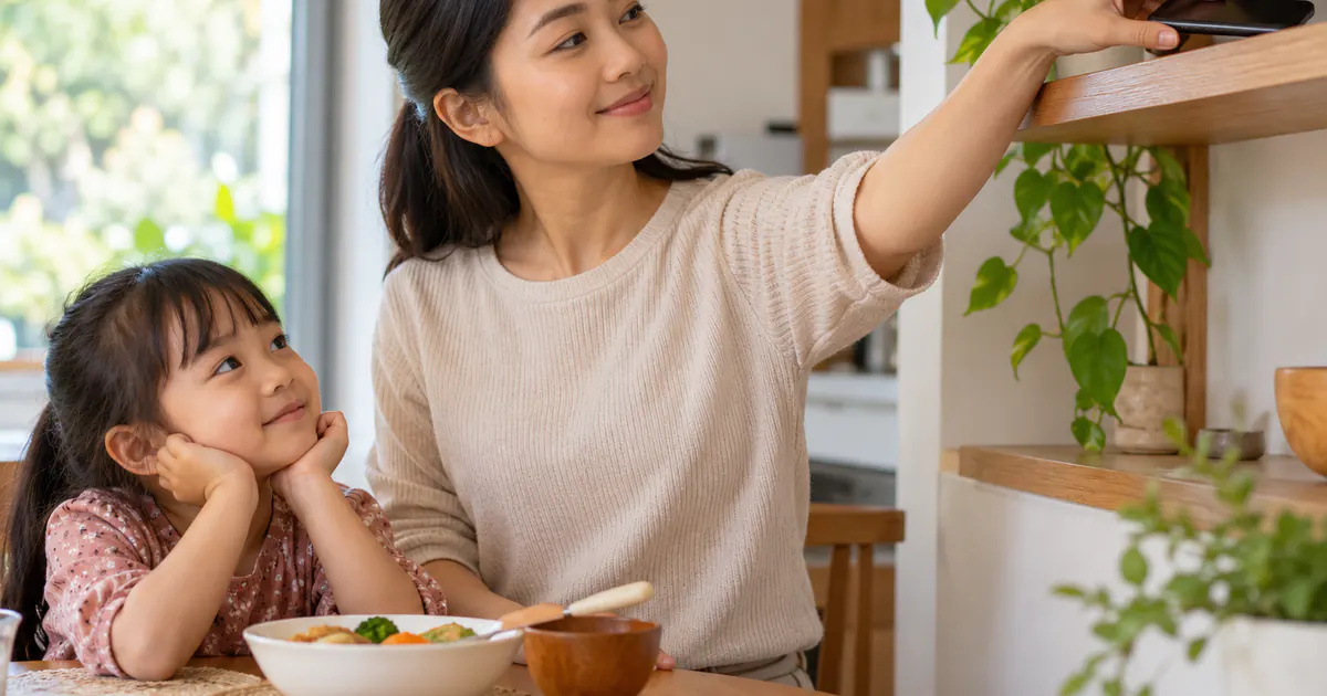 Cha mẹ áp dụng cách xử lý khi trẻ vừa ăn vừa xem điện thoại trong bữa cơm