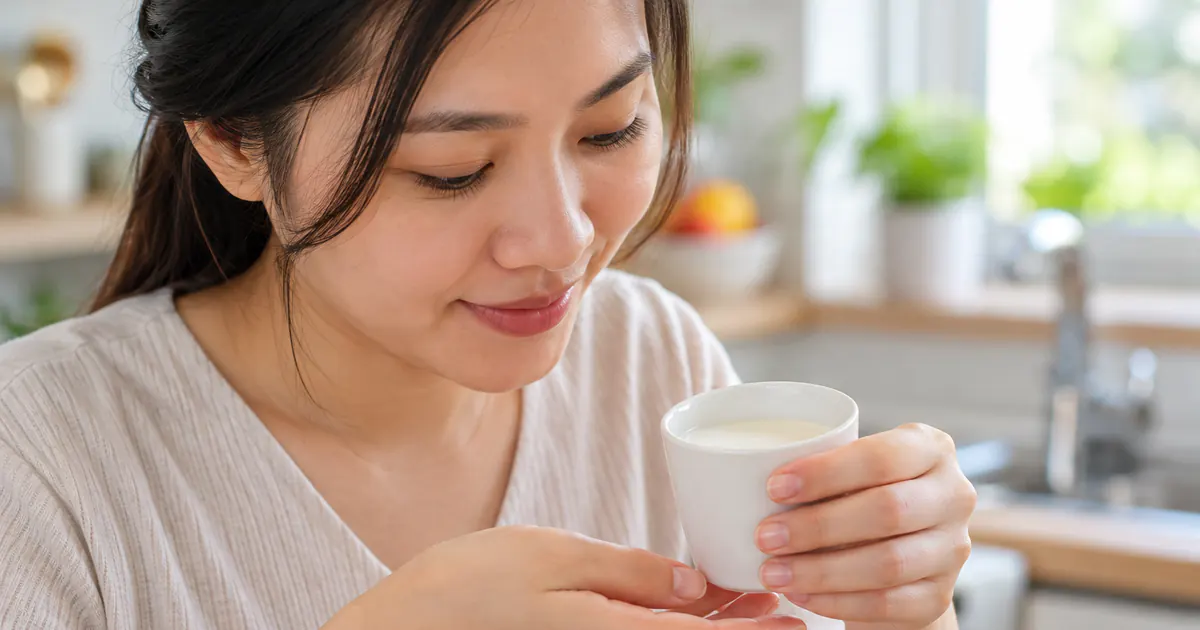 Người chăm sóc kiểm tra sữa đã nguội phù hợp trước khi thêm men vi sinh