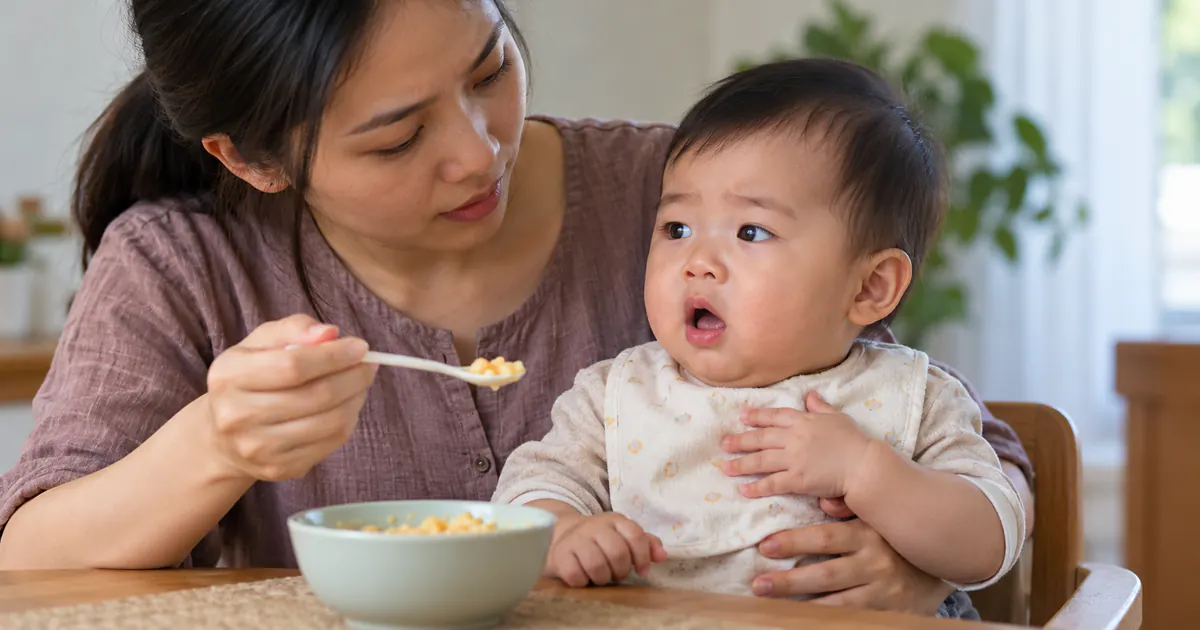 Cha mẹ bình tĩnh hỗ trợ trẻ ăn dặm bị nôn khi thử món mới cần làm gì