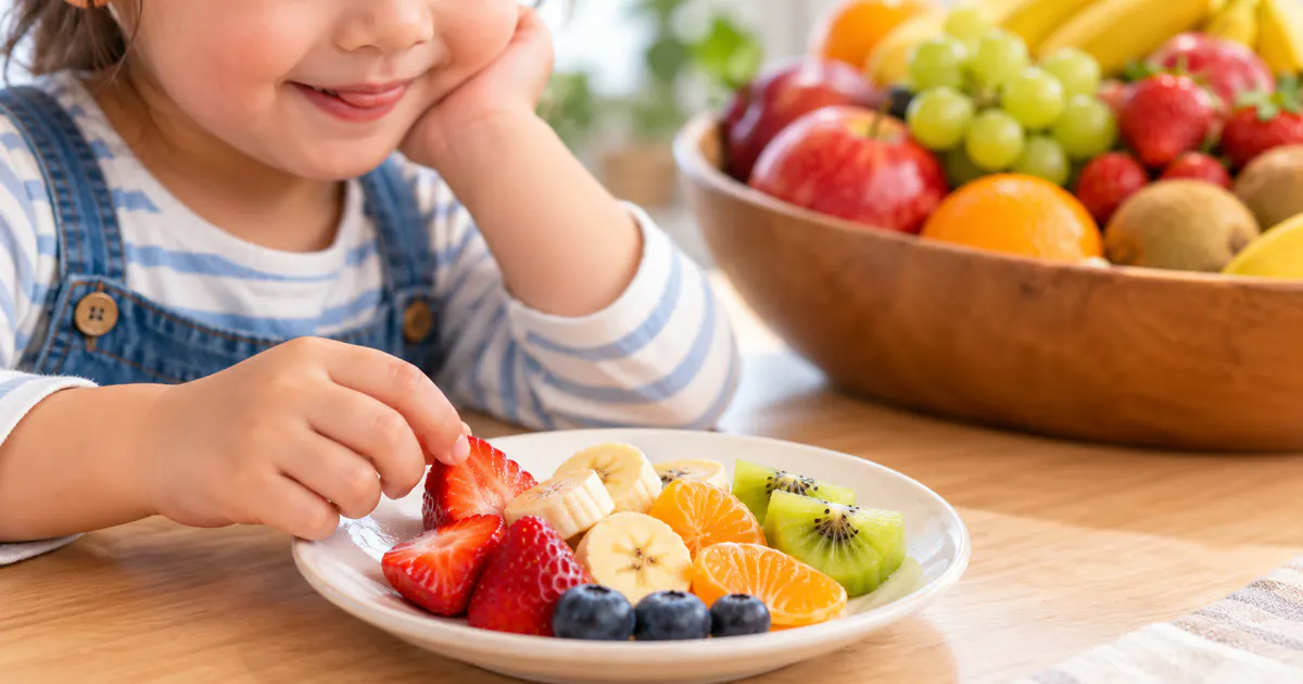 Phần trái cây vừa với bàn tay trẻ giúp kiểm soát lượng ăn