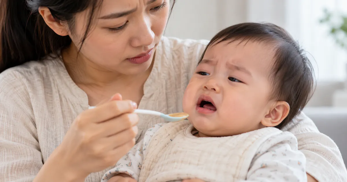 Mẹ quan sát trẻ bị nấm miệng có ảnh hưởng đến ăn uống không khi bé bú ít