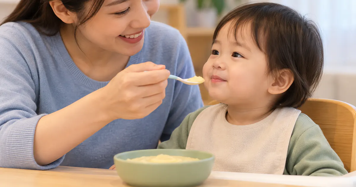 Người chăm sóc cho trẻ ăn món mềm từng lượng nhỏ khi đau miệng
