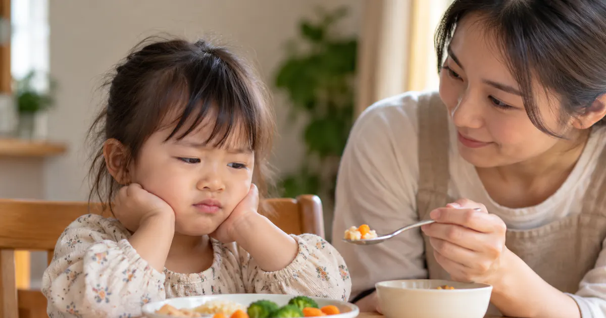 Trẻ biếng ăn vì thay đổi người chăm sóc được hỗ trợ nhẹ nhàng trong bữa ăn