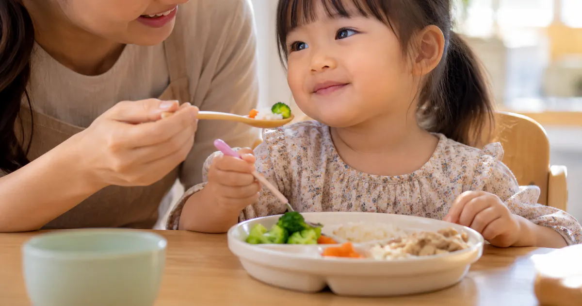 Trẻ ngồi ăn bình tĩnh theo nhịp bữa ăn ổn định và dễ đoán