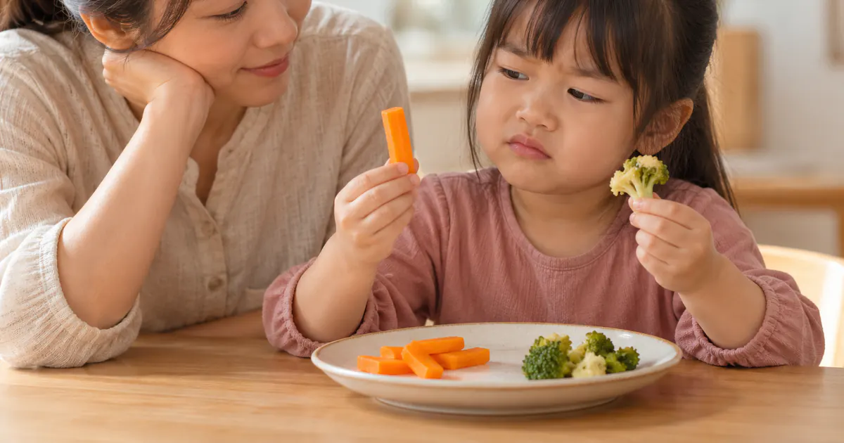 Cha mẹ cùng trẻ chỉ ăn đồ giòn không ăn thức ăn mềm khám phá món mới