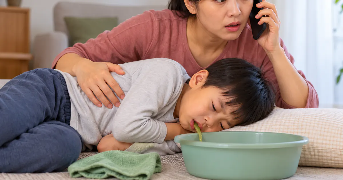 Người chăm sóc đặt trẻ nằm nghiêng và gọi hỗ trợ y tế khẩn cấp
