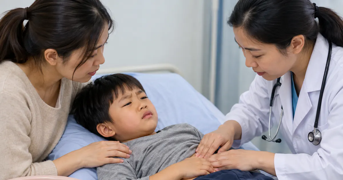 Bác sĩ khám bụng cho trẻ có nôn xanh tại cơ sở y tế