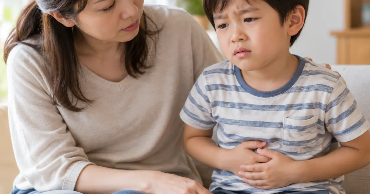 Mẹ quan sát trẻ đau bụng nhẹ sau khi uống sữa cần theo dõi gì
