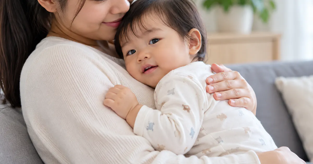 Cha mẹ giữ trẻ thẳng người và vỗ ợ nhẹ khi trẻ đầy hơi