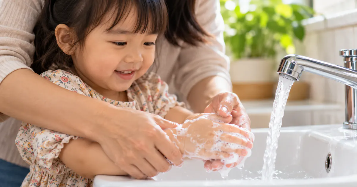 Cha mẹ hướng dẫn rửa tay khi tìm hiểu trẻ đi nhà trẻ thường bị rối loạn tiêu hóa phòng ngừa thế nào