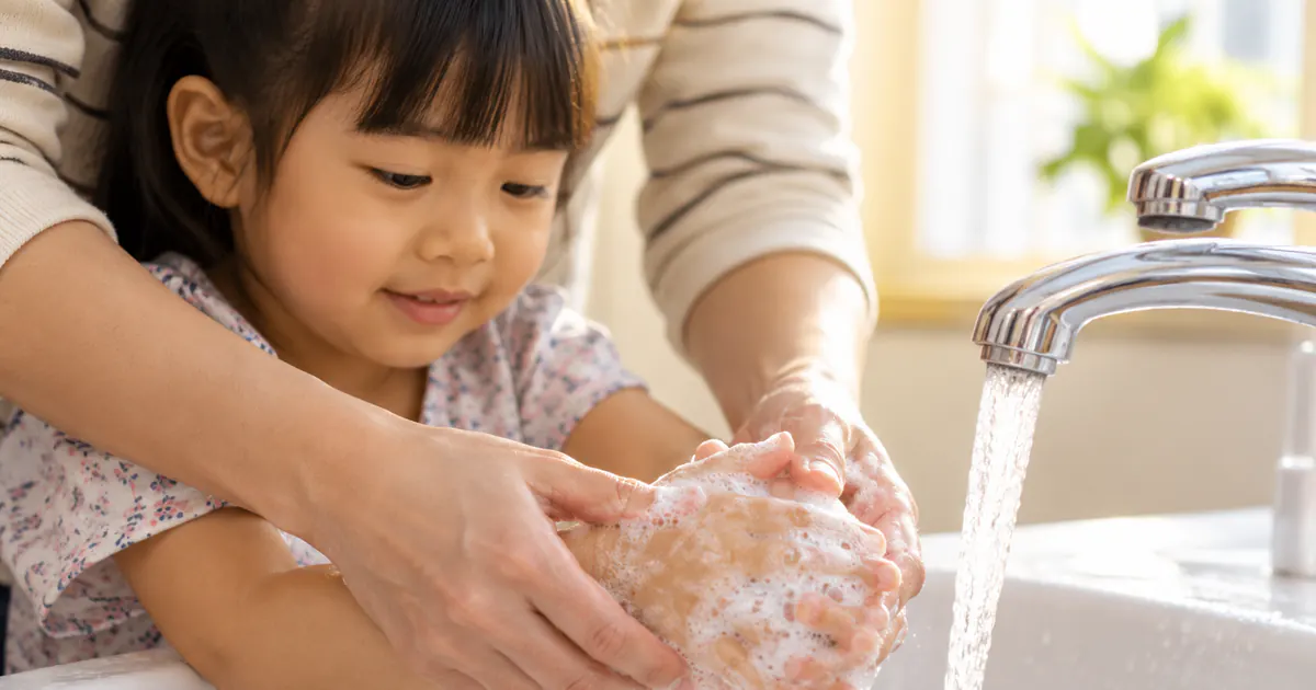 Cha mẹ hướng dẫn trẻ rửa tay bằng xà phòng và nước sạch