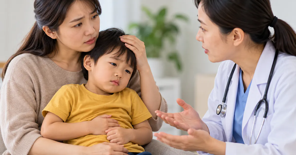 Cha mẹ đưa trẻ khó chịu và có dấu hiệu mất nước đến gặp nhân viên y tế